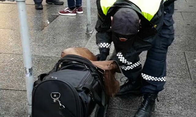 image: Her blir den helt tilfeldige mannen visitert midt på gata i Oslo: - Aldri sett liknende